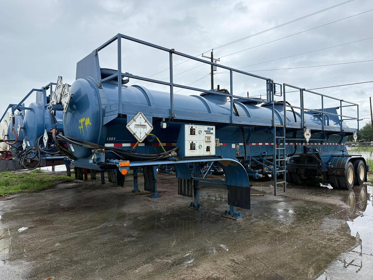 Used 2012 WILCO 4,100 GALLON W/ HYD AGITATORS T/A ACID TRANSPORT TRAILER