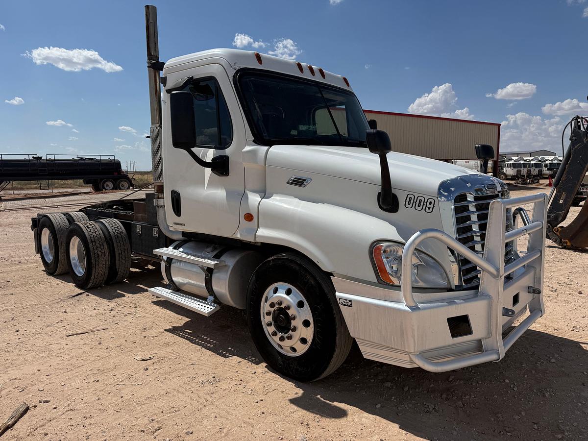Used 2009 FREIGHTLINER CASCADIA T/A DAYCAB WINCH TRUCK