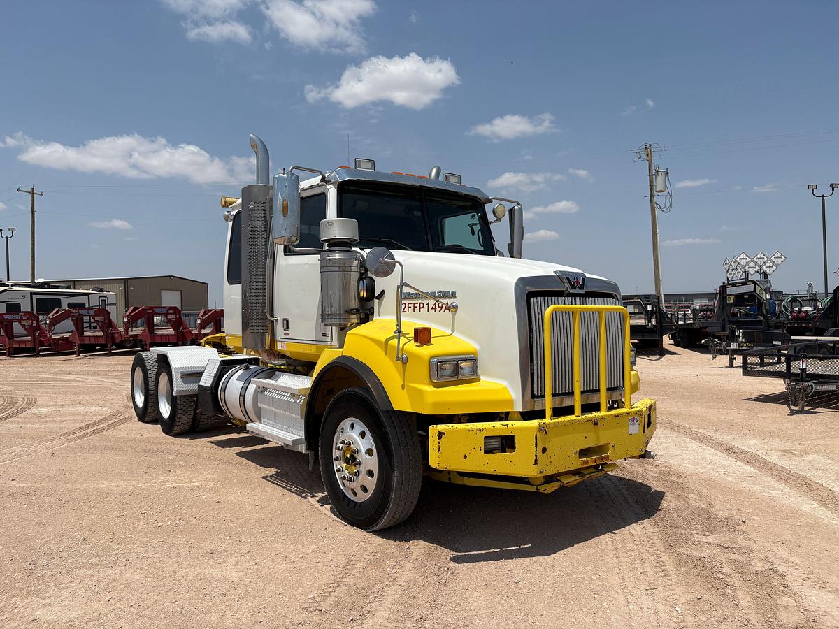 Used 2012 WESTERN STAR 4900 SB T/A 24” SLEEPER TRUCK