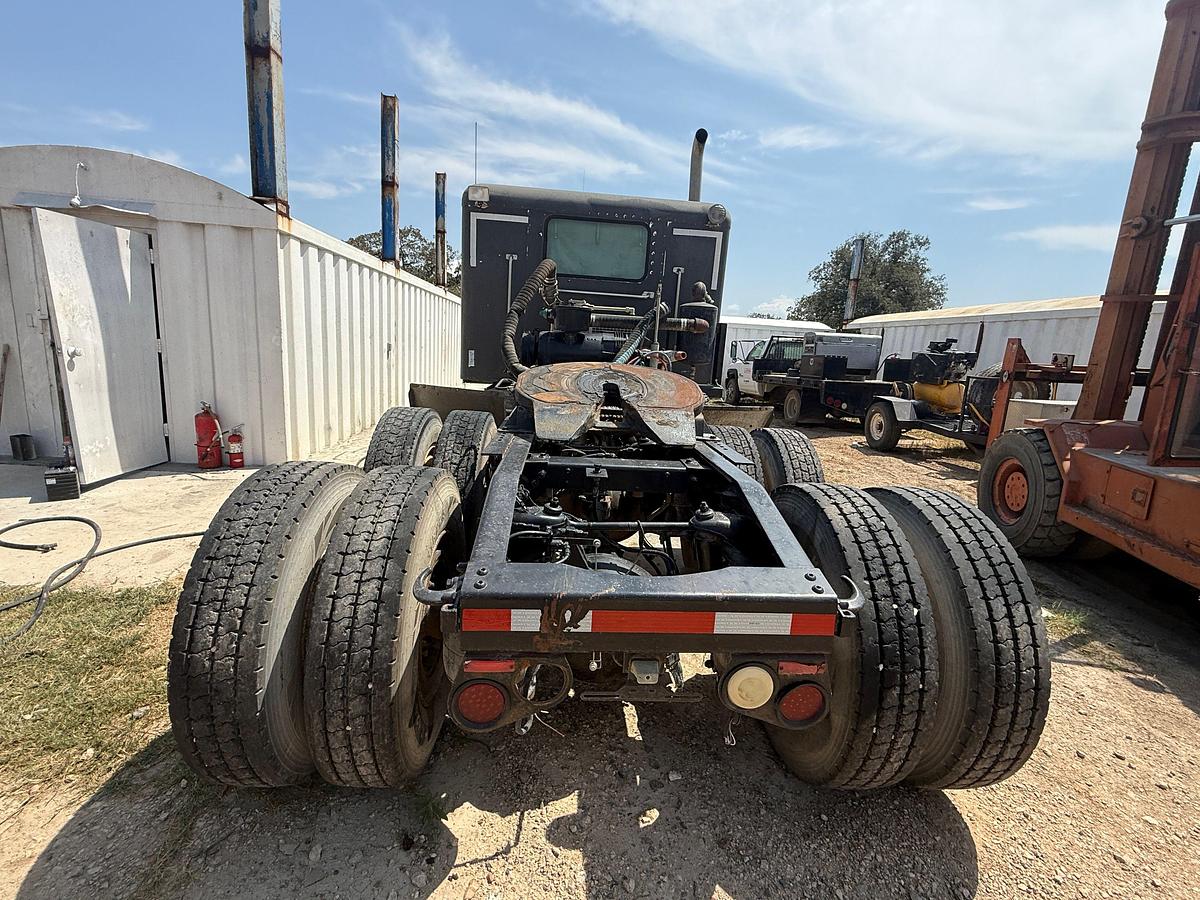Used 2002 PETERBILT 379 T/A 36” SLEEPER TRUCK W/ VAC PUMP