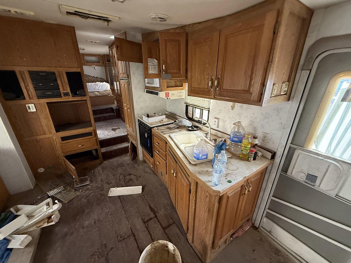 Used NUWA INDUSTRIES HITCHHICKER II 31’ T/A FIFTH WHEEL CAMPER TRAILER