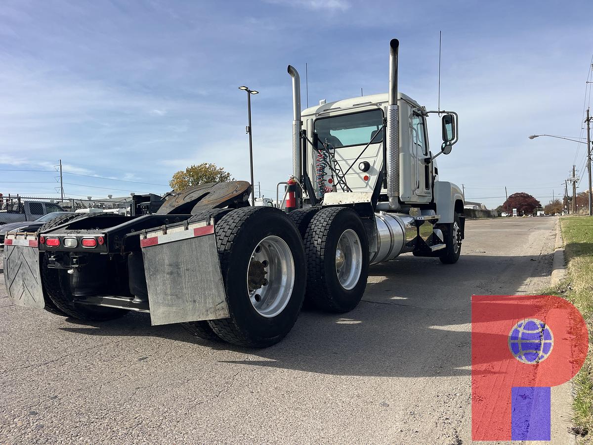 Used 2014 MACK PINNACLE CHU613 T/A DAY CAB TRUCK