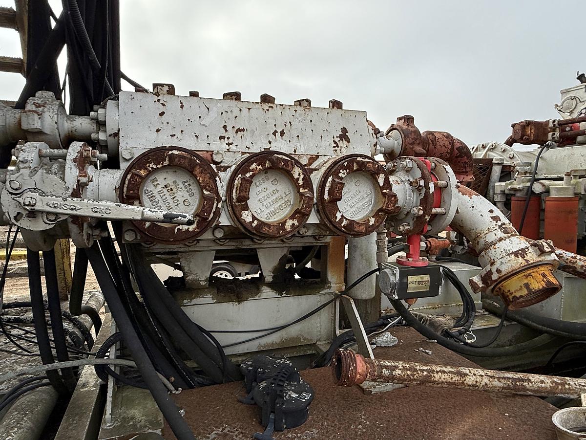 Used OILWELL SA634-5 10K WP TRIPLEX CEMENT PUMP UNIT P/B DETROIT SERIES 60 SKIDDED MTD ON 2007 LUFKIN TRI AXLE NARROW NECK LOWBOY