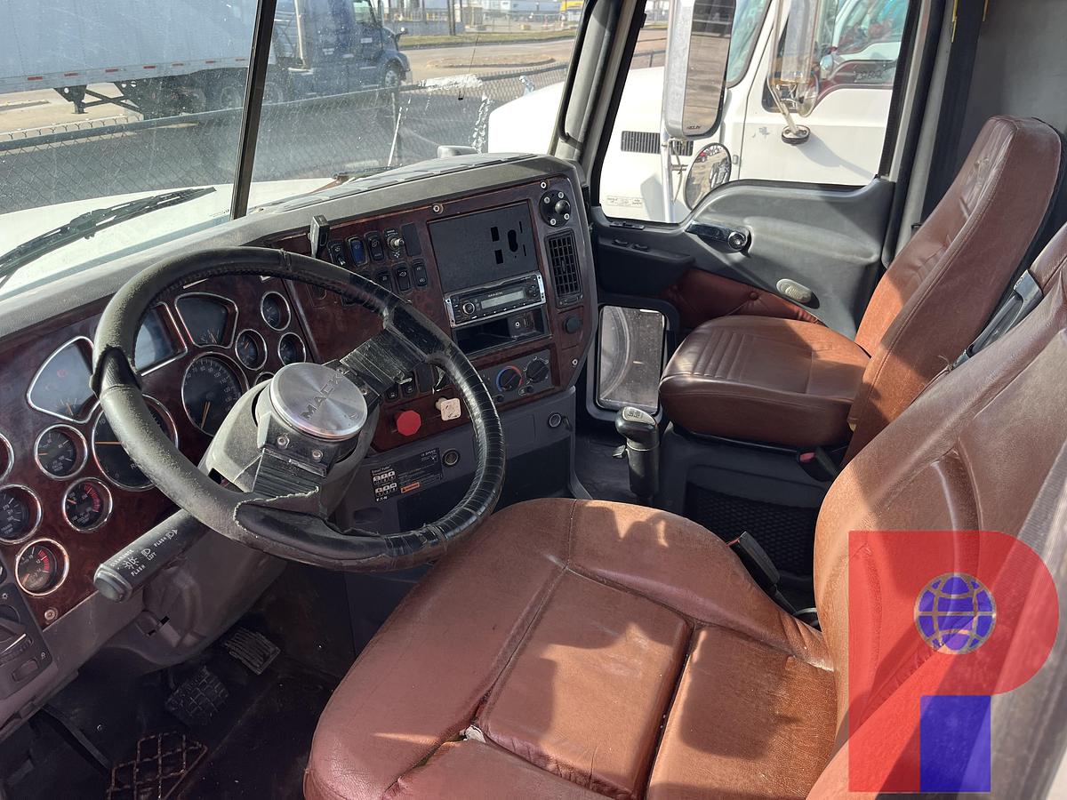 Used 2014 MACK PINNACLE CHU613 T/A DAY CAB TRUCK