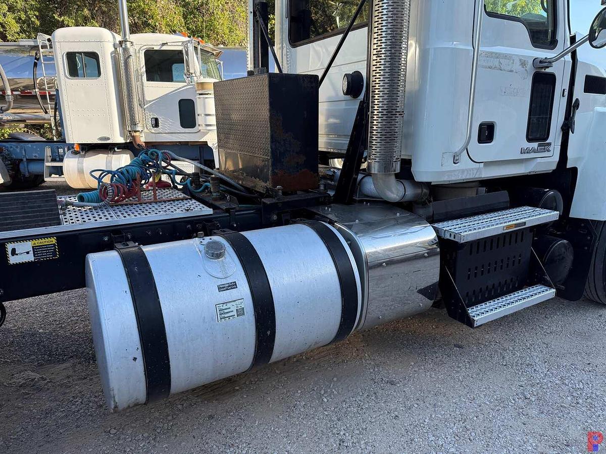 Used 2015 MACK PINNACLE CHU613 T/A DAY CAB TRUCK TRACTOR