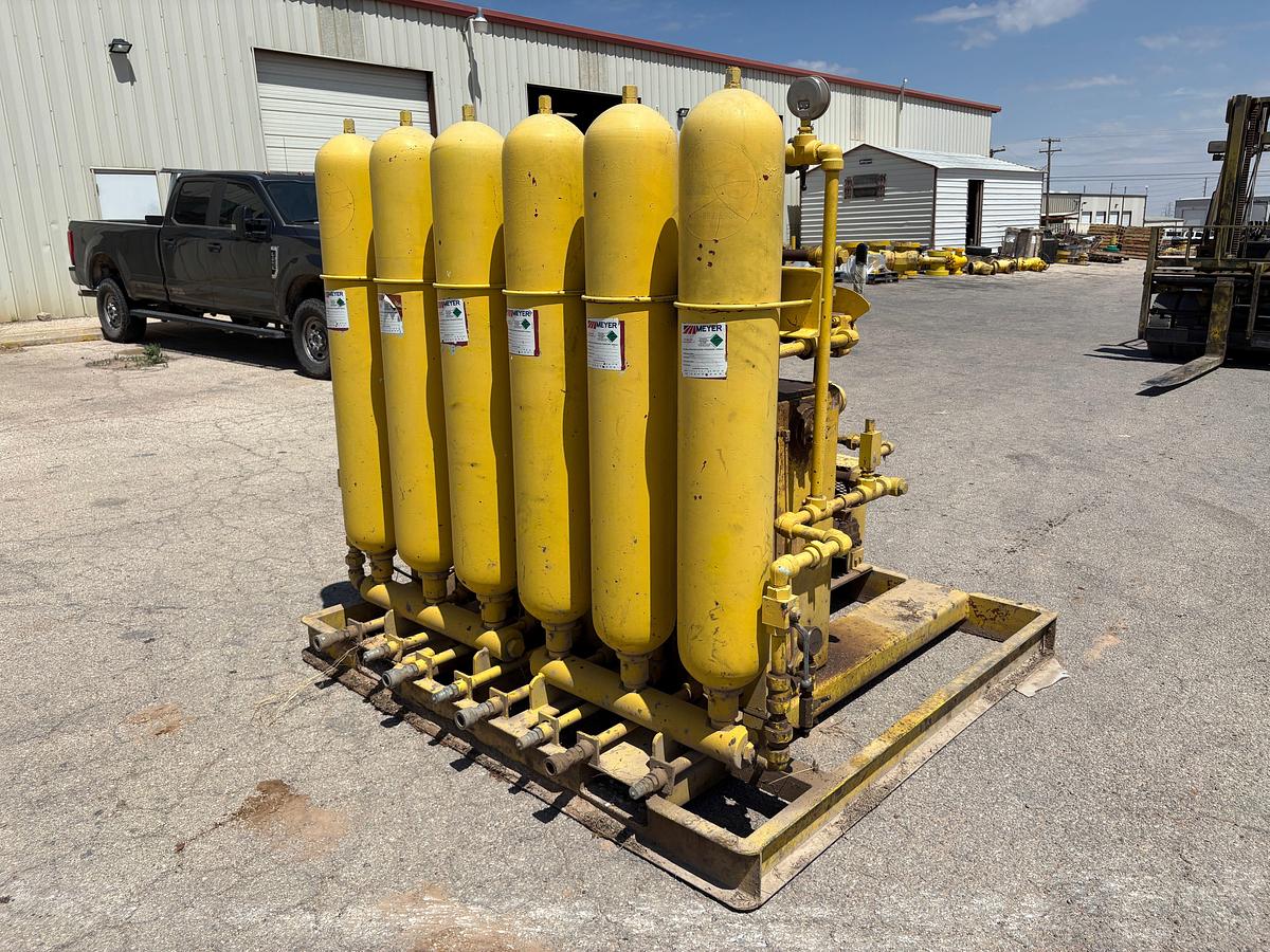 Used 4-station closing unit, skidded, starts up, but dies