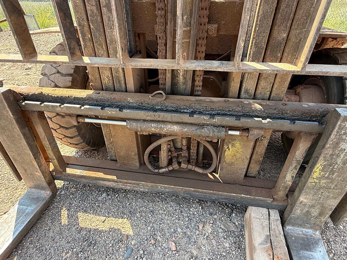 Used TOYOTA 7FGU25 G/LP 4,550 LBS FORKLIFT (inoperable)