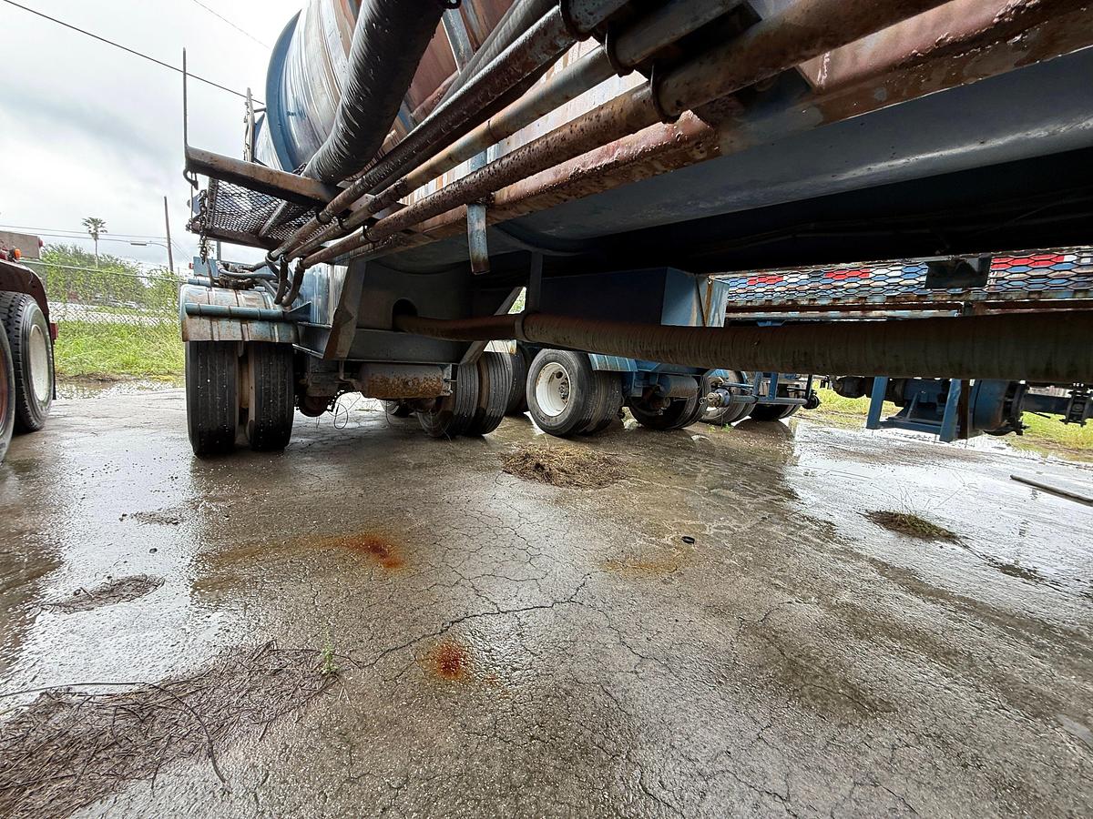 Used 2005 WORLEY WELDING WORKS 5,000 GAL 3-COMP ACID TRANSPORT TRAILER