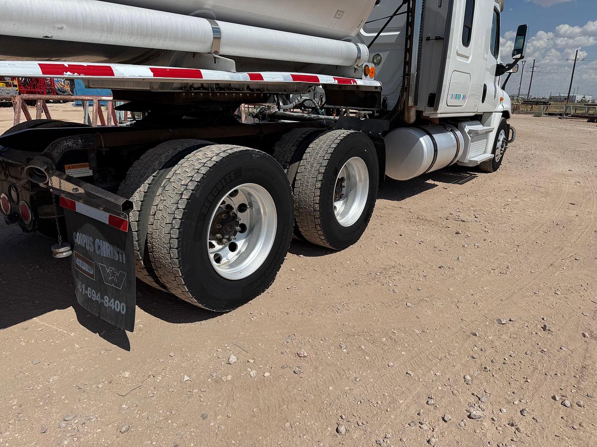 Used 2014 FREIGHTLINER CASCADIA T/A 64” SLEEPER TRUCK