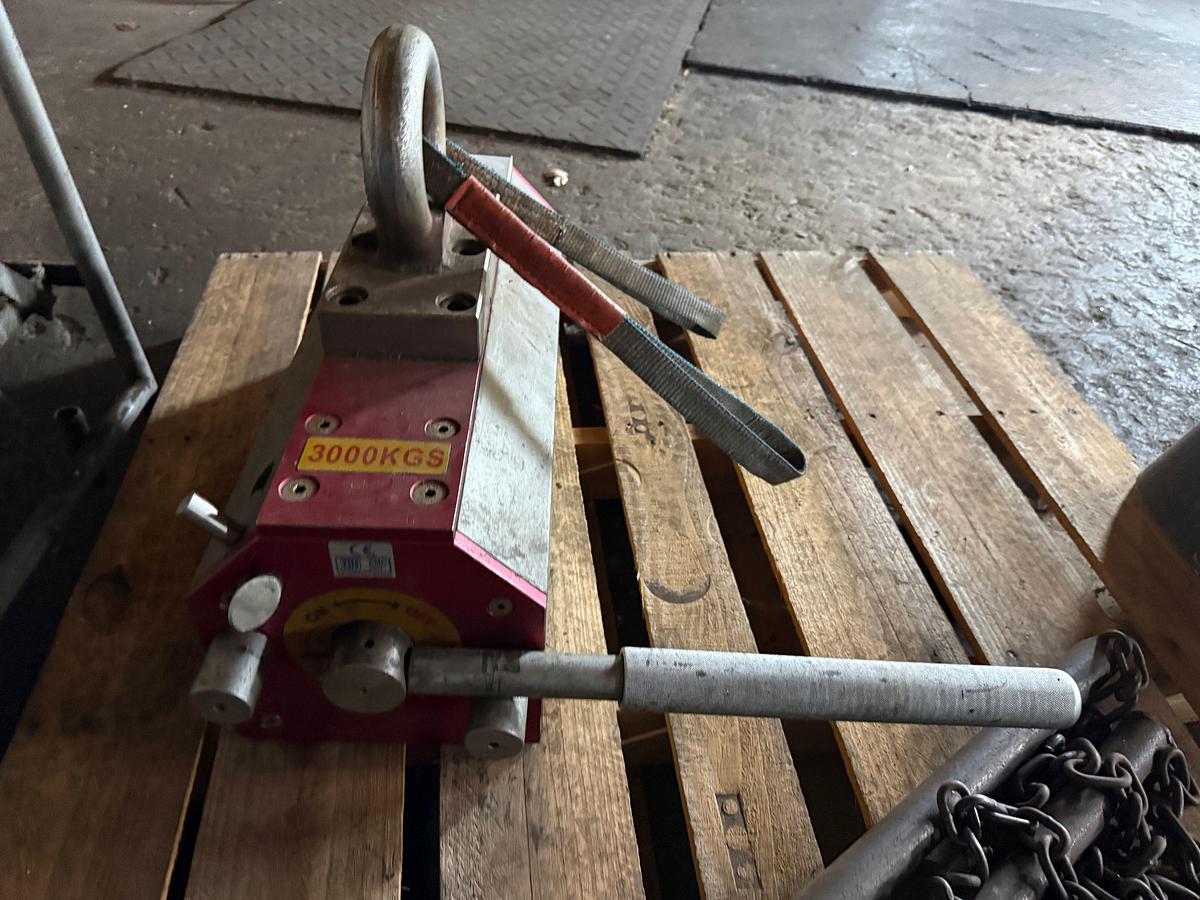 Used EARTH-CHAIN 6,614 LBS CAP LIFTING MAGNET