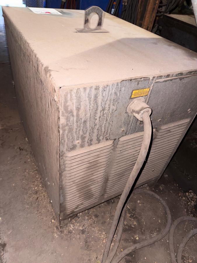 Used LINCOLN IDEALARC R3R-400 DC ARC WELDER W/ LEADS