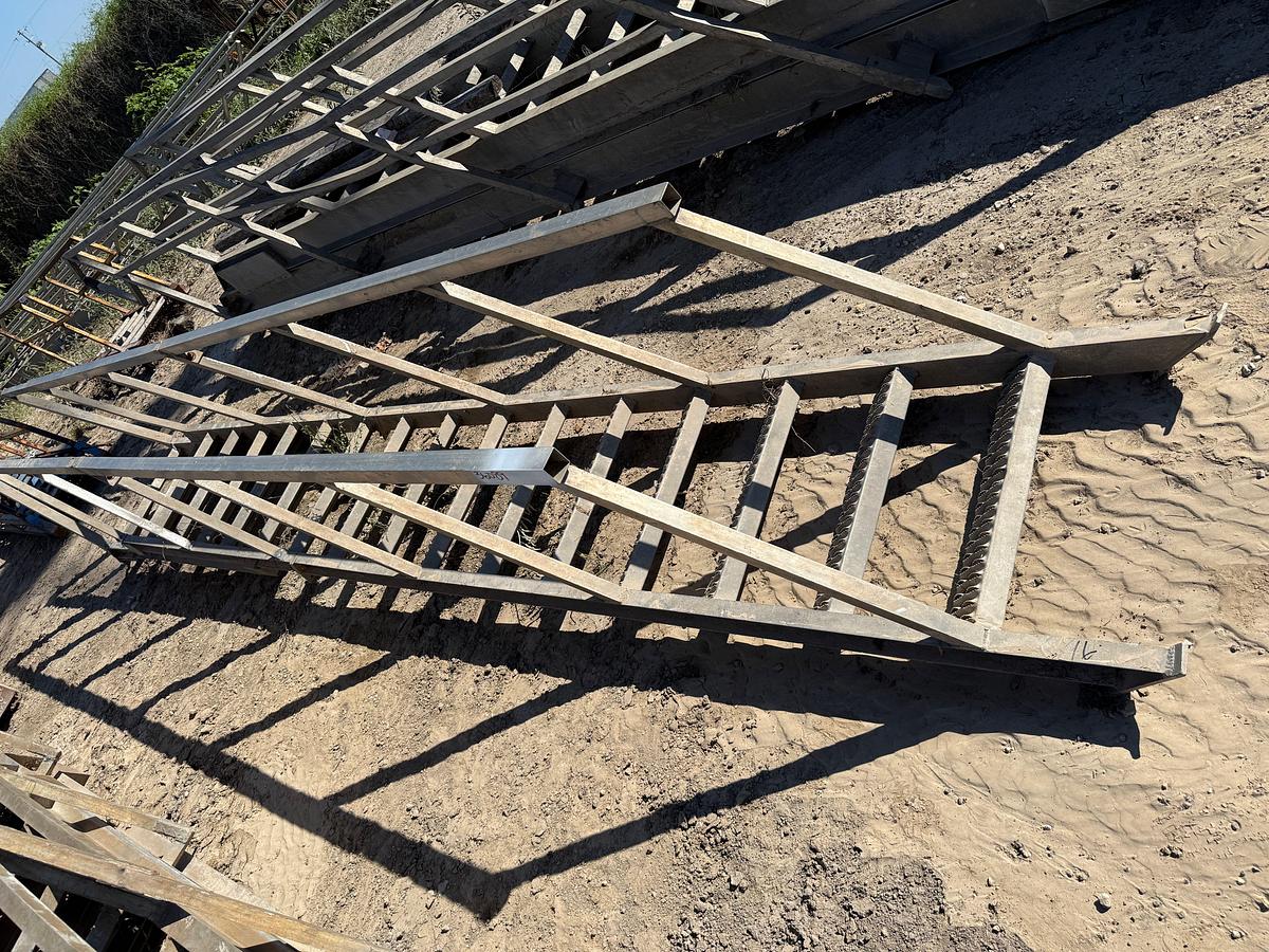 Used 24’ EXTENDABLE ALUMINUM RIG LADDER
