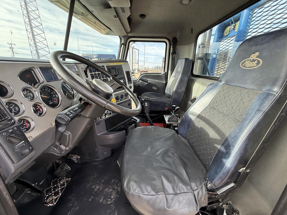 Used 2014 MACK PINNACLE CHU613 T/A 80K HYD. SLICK BACK WINCH TRUCK
