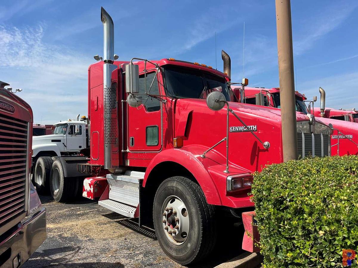 Used 2009 KENWORTH T800 T/A 36” SLEEPER TRUCK