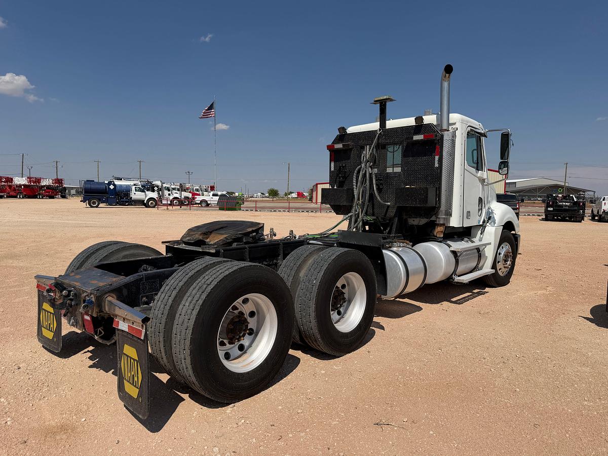 Used 2006 Freightliner Columbia 120 Day Cab Haul Truck