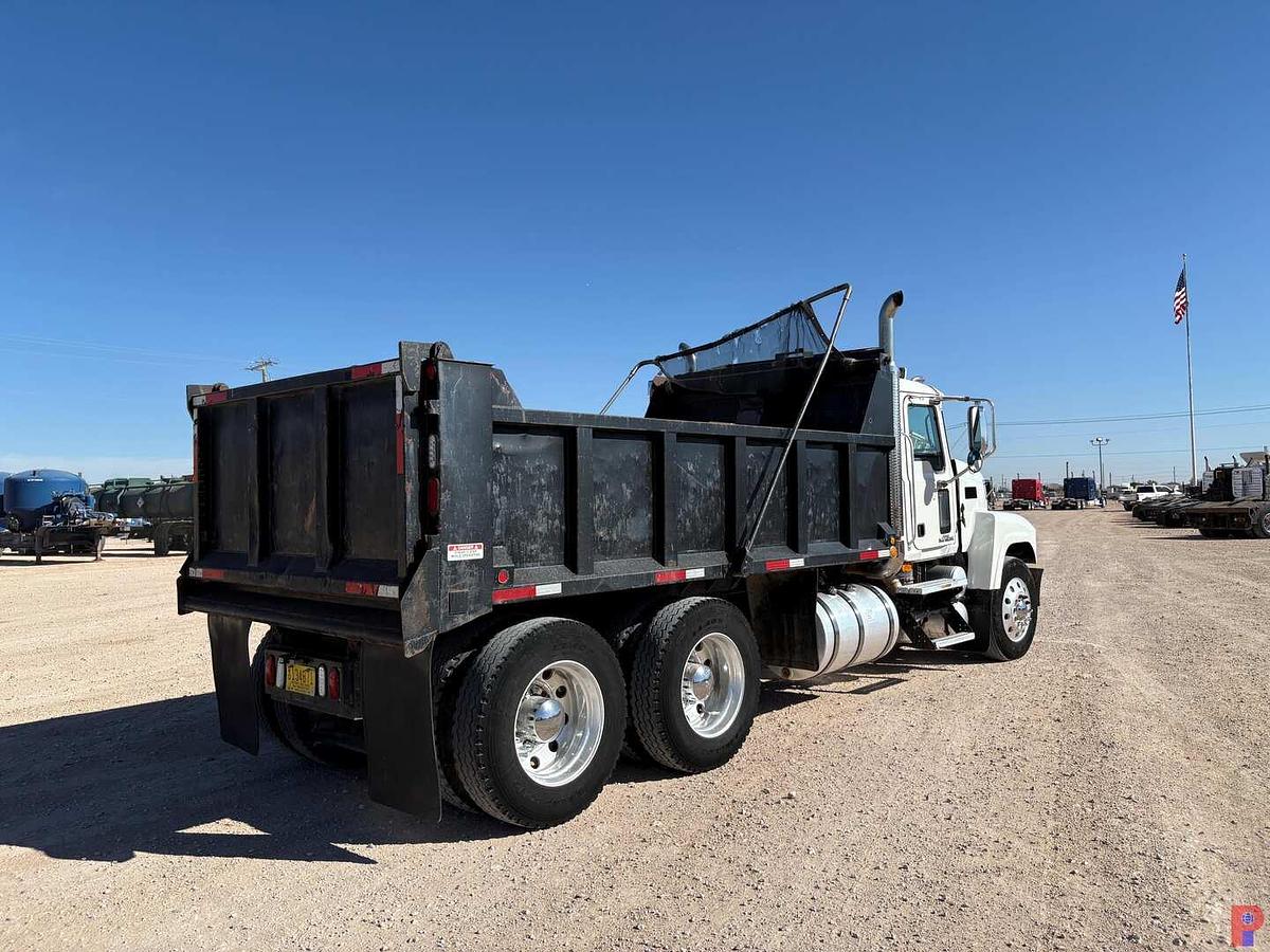 Used 2009 MACK PINNACLE T/A DAYCAB 15-YARD DUMP TRUCK