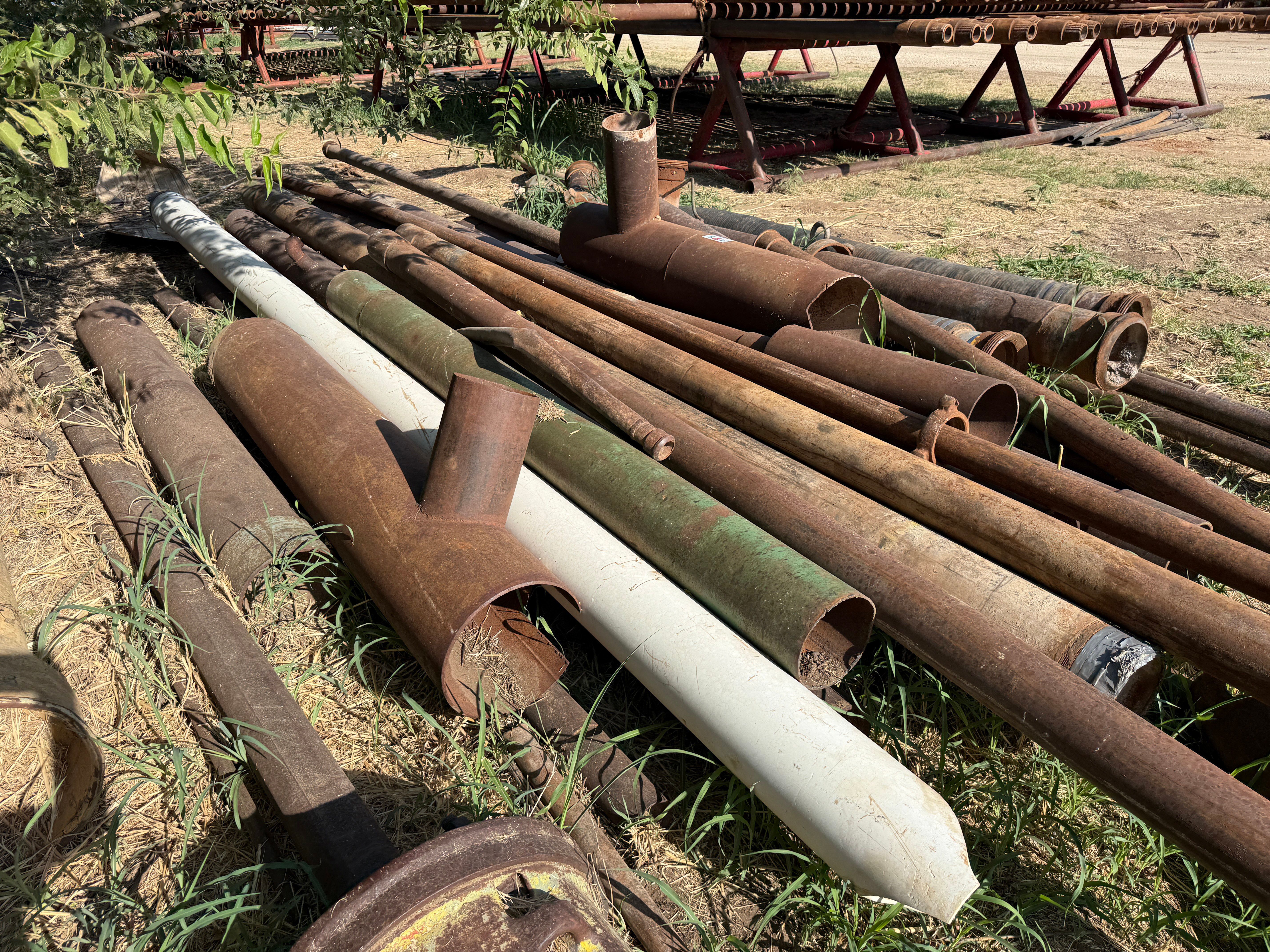 Used (1) 5-1/2” OCT. KELLY, BUSHING, RATHOLE, & PILE OF VARIOUS MUD HOSES & PIPE MOSTLY 8”
