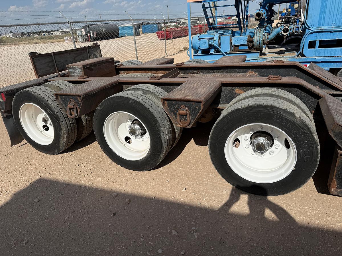 Used 2005 EAGER BEAVER 50GSL 3-AXLE 40’ X 102” RGN TRAILER