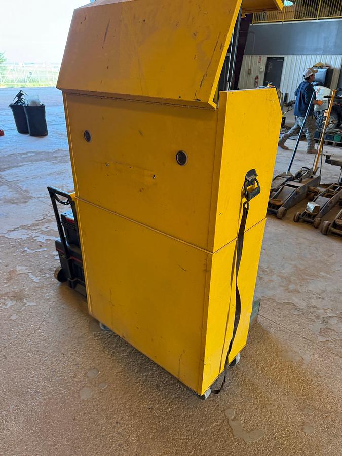 Used LOT OF (7) 2-TON TO 20-TON FLOOR JACKS, (1) 1-1/2 TON CHAIN HOIST, (2) DAYTONA WHEEL DOLLEYS, (6) 10-TON TO 22-TON JACK STANDS