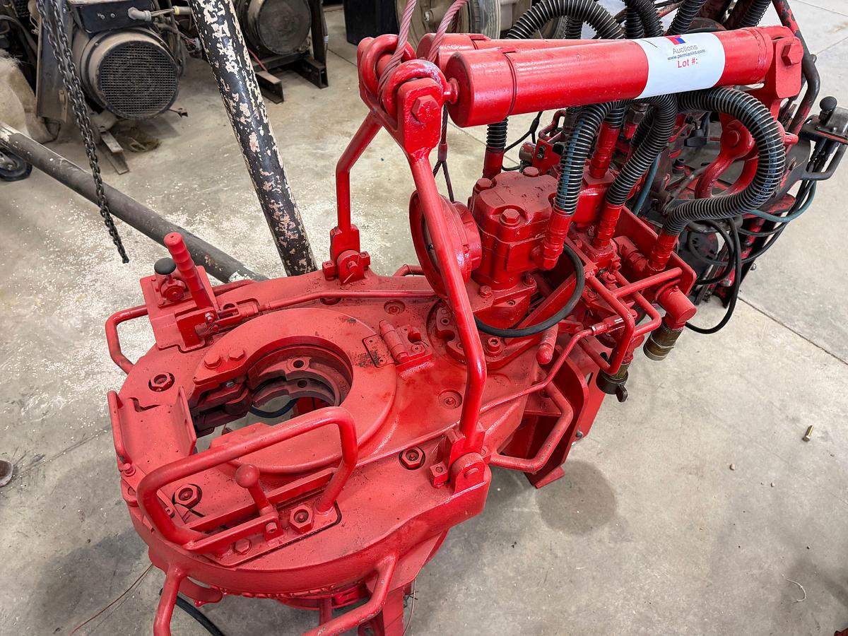 Used OIL COUNTRY 55000 HYDRAULIC TUBING TONG W/ AIR BACK-UP & HANGER