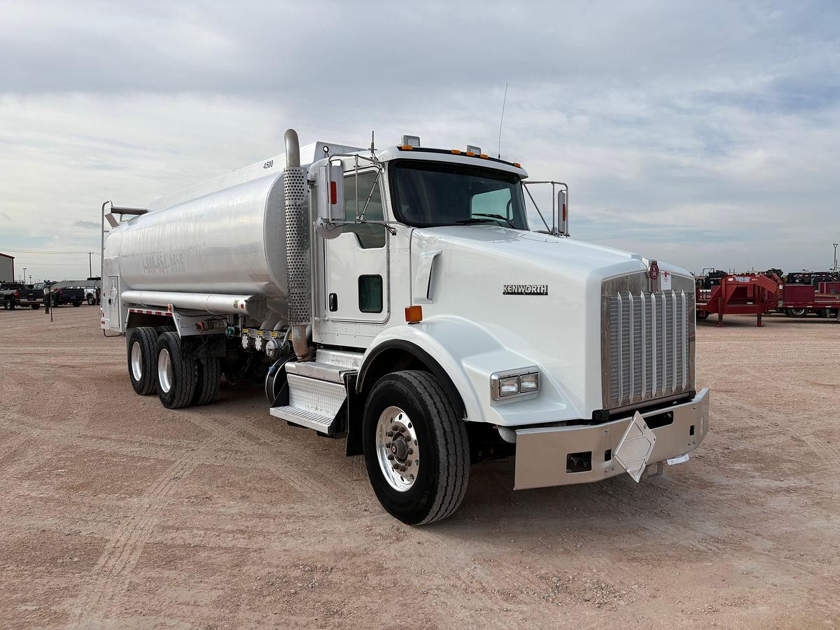Used 2018 KENWORTH T800 T/A BOBTAIL FUEL TRUCK, 4500 Gal. 4 Comp.