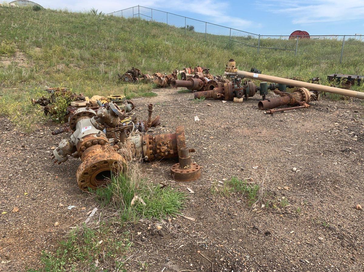 Used (30+) 7-1/16 Fluid Crosses and Wellheads