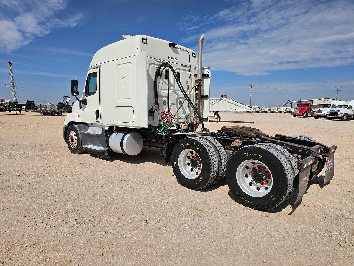 Used 2015 FREIGHTLINER CASCAIDA SLEEPER TRUCK