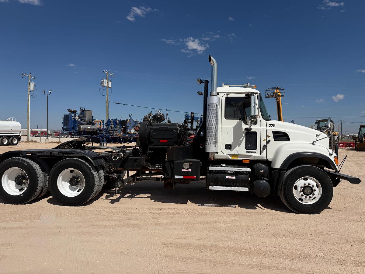 Used 2006 MACK CV713 T/A DAYCAB KILL TRUCK