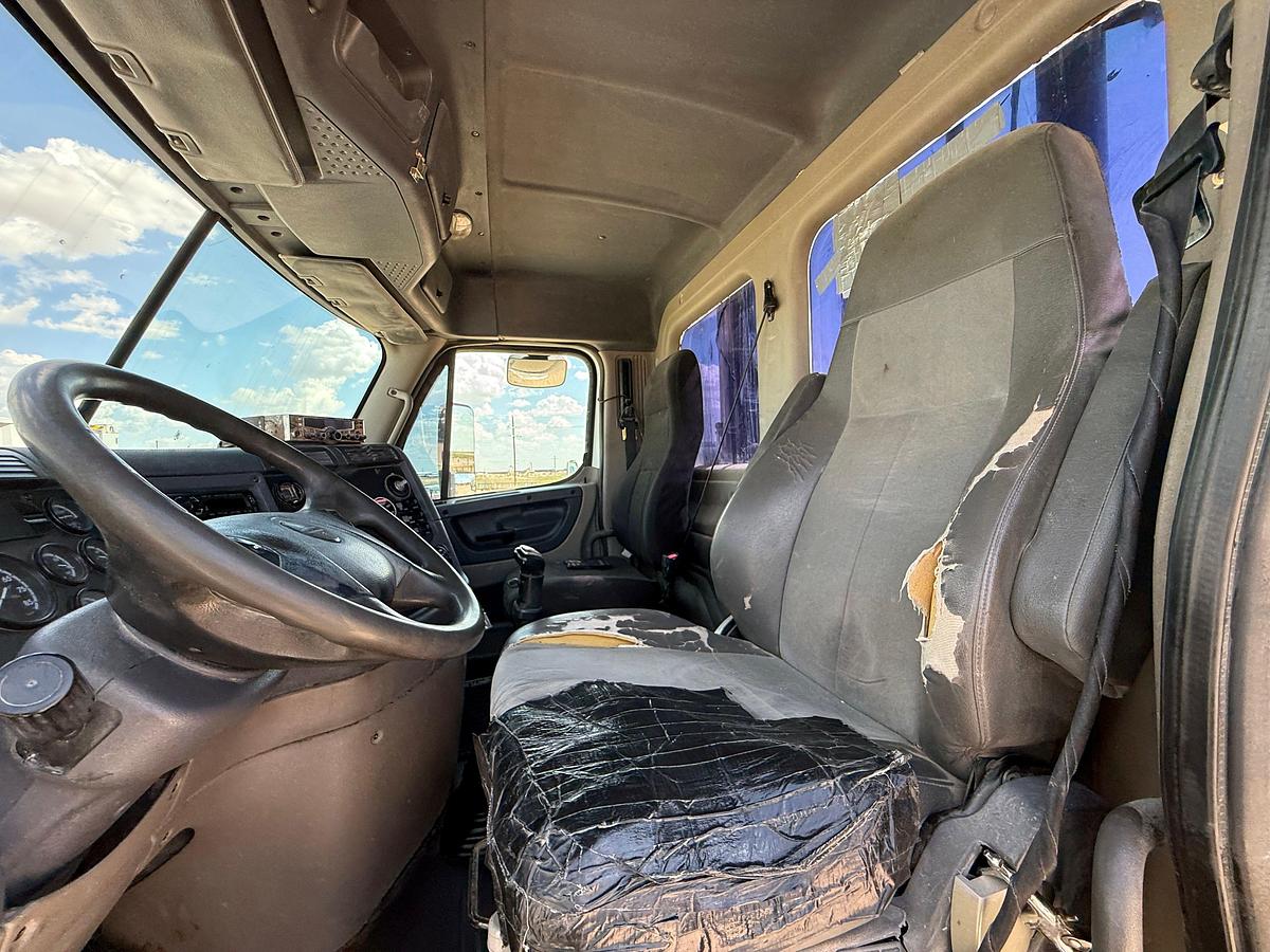 Used 2009 FREIGHTLINER CASCADIA T/A DAYCAB WINCH TRUCK