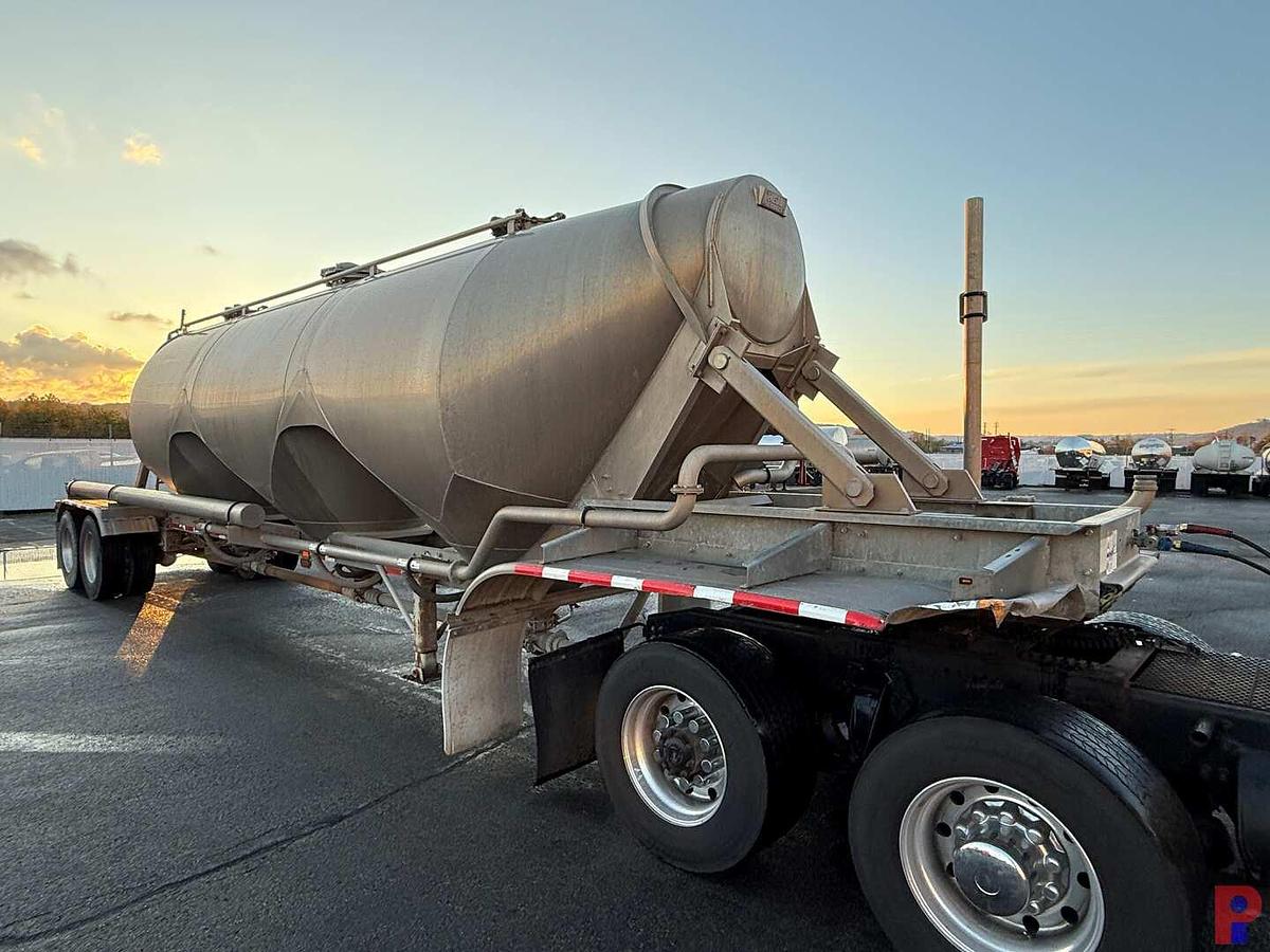 Used 2017 HEIL 1040 CU. FT T/A DRY BULK PNEUMATIC TRAILER