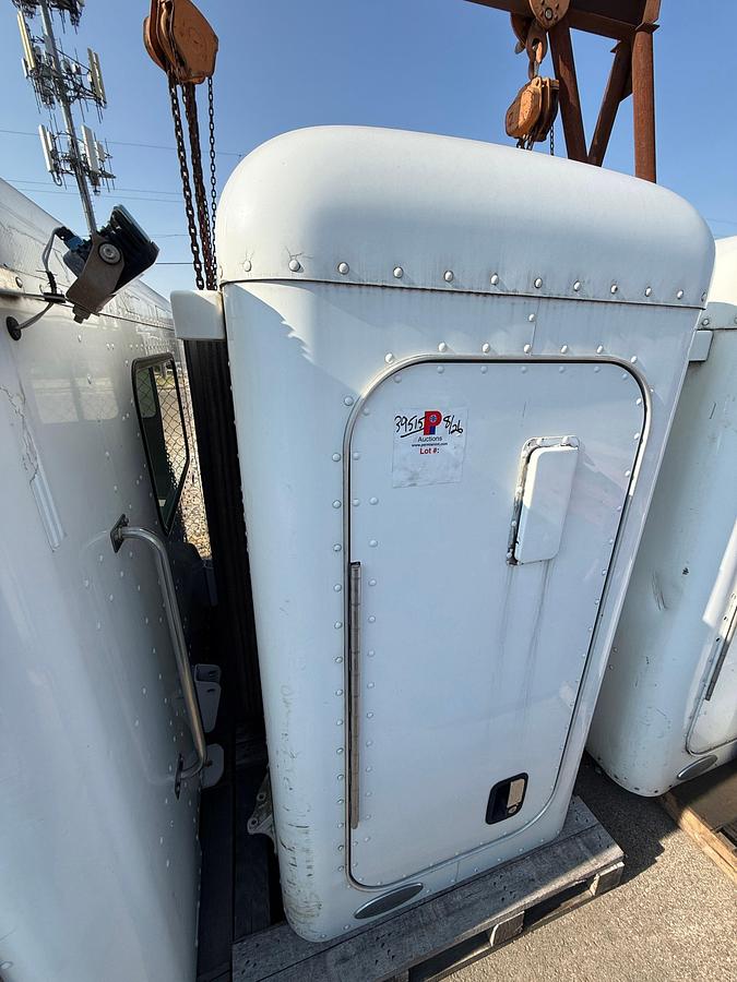 Used UNIBILT 36” SLEEPER FOR PETERBILT TRUCK
