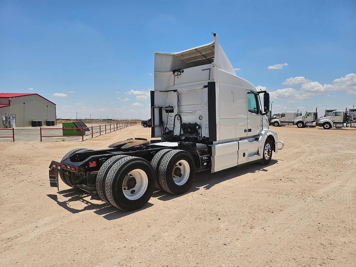 Used 2017 Volvo T/A Sleeper Haul Truck