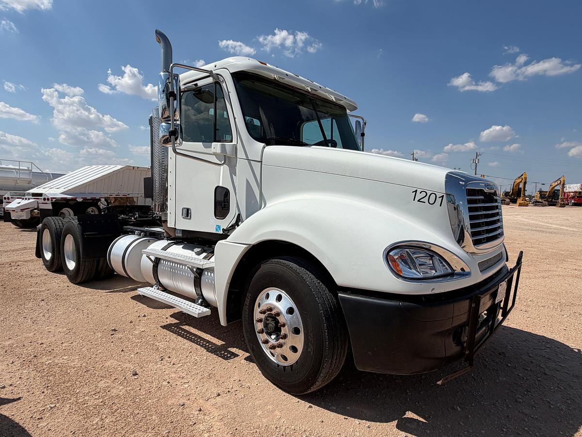 Used 2006 Freightliner Columbia 120 Day Cab Haul Truck