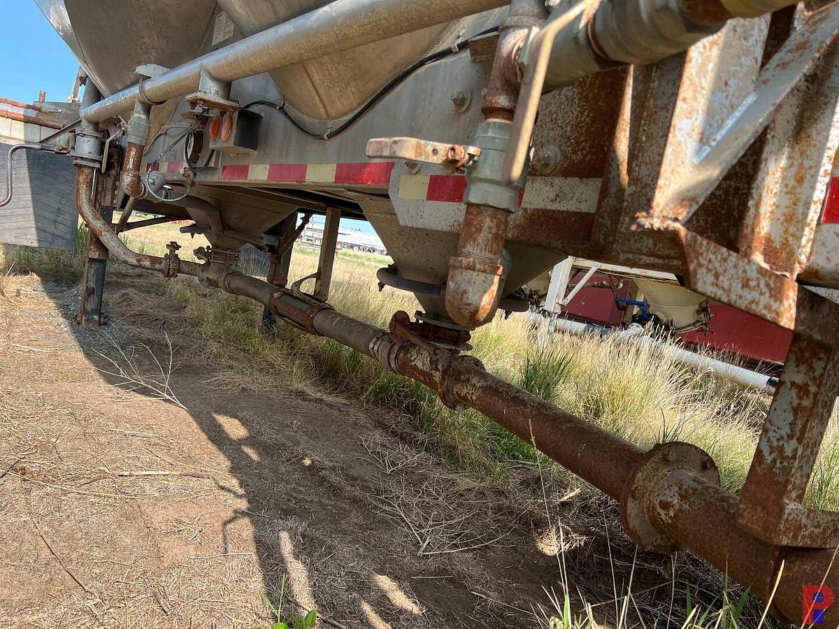 Used 1981 FREUHAUF MODEL: HAB-T2J 840 T/A PNEUMATIC TRAILER