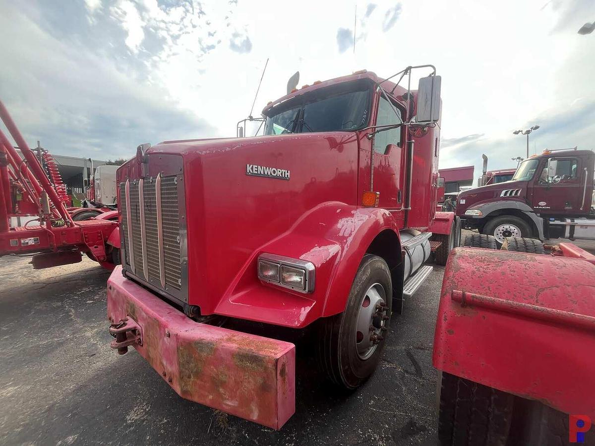 Used 2009 KENWORTH T800 T/A 36” SLEEPER TRUCK