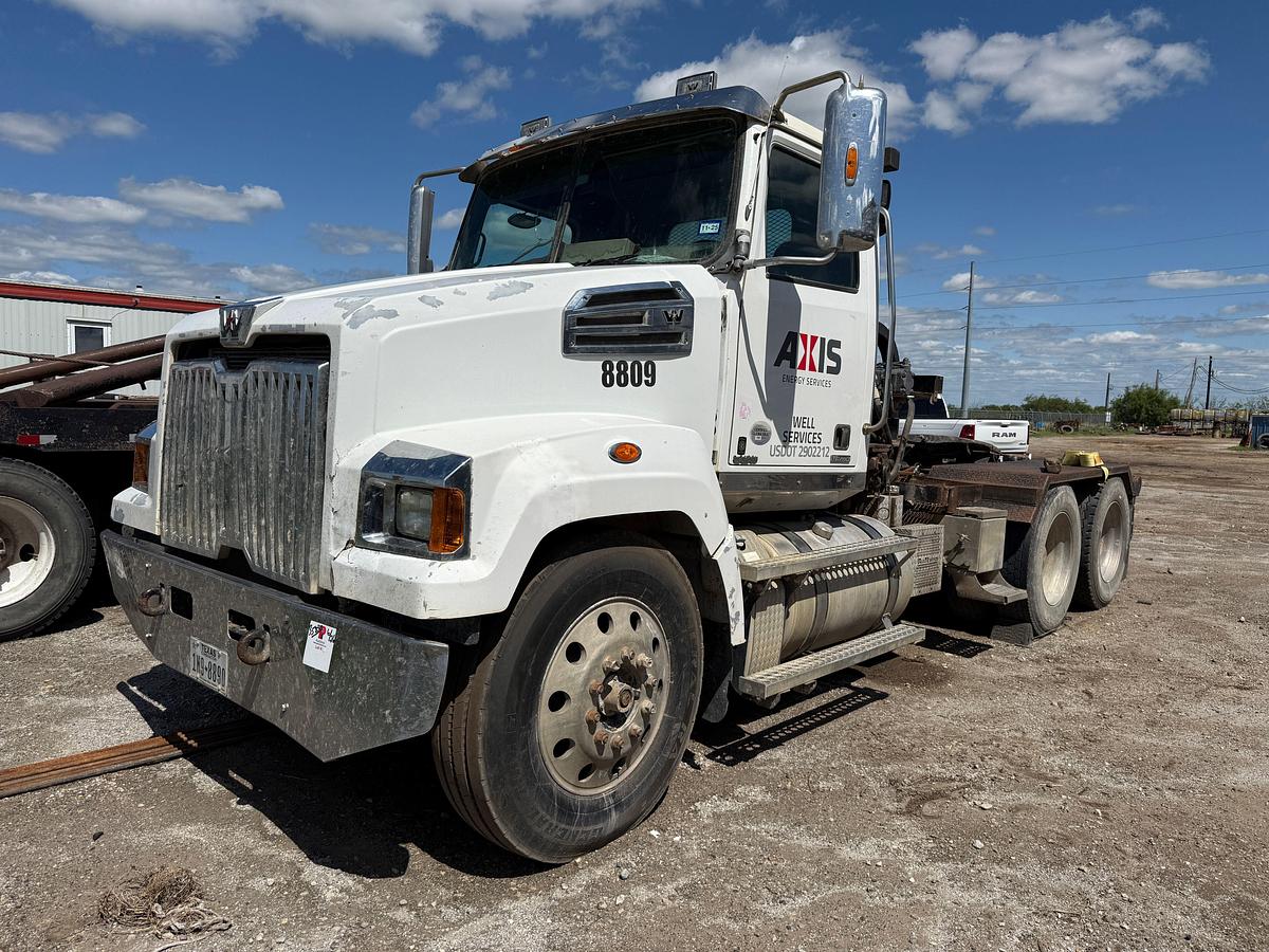 Used 2018 WESTERN STAR 4700 SF T/A 65K HYD SLICK BACK WINCH TRUCK