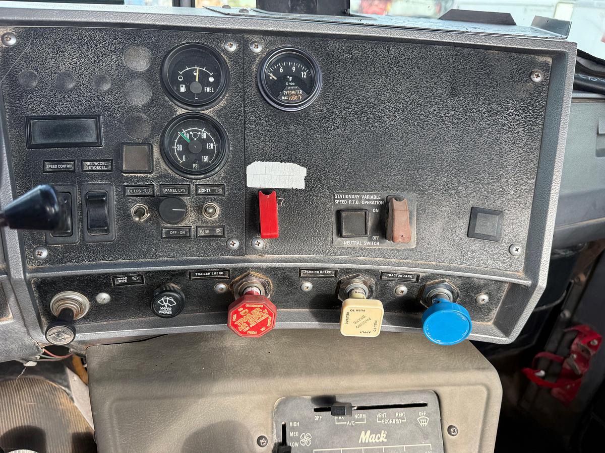 Used 1993 MACK RD690S T/A  DAYCAB TRUCK TRACTOR