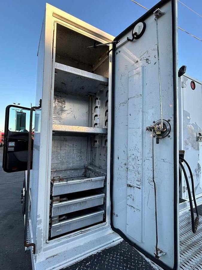 Used 2016 KENWORTH T8OO TRI-AXLE DAY CAB TRUCK TRACTOR