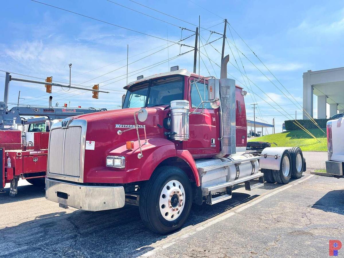 Used 2015 WESTERN STAR 4900 SB T/A 24” SLEEPER TRUCK