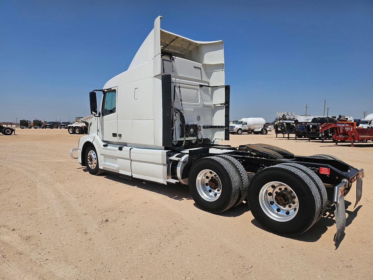 Used 2017 Volvo T/A Sleeper Haul Truck