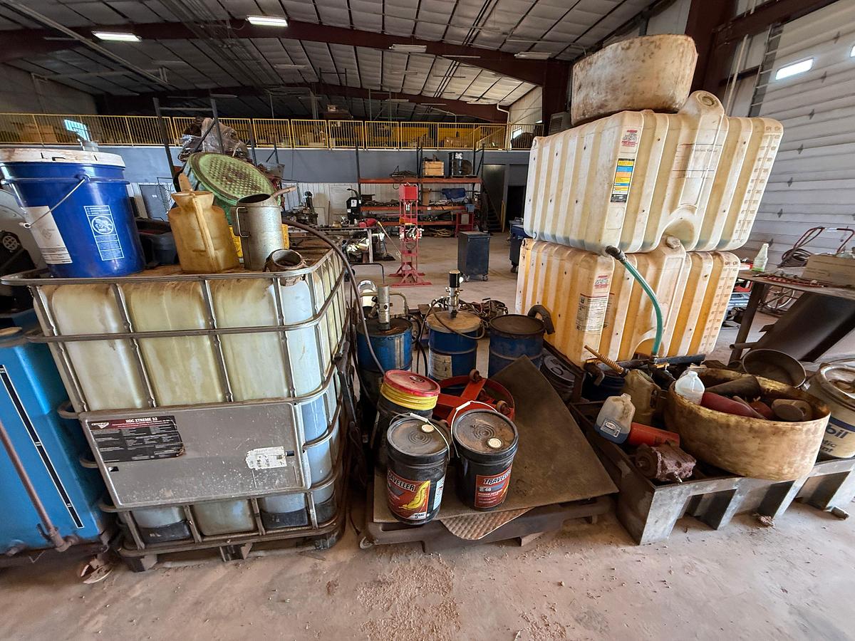 Used LOT W/ (2) 150-GALLON STEEL ROLLING OIL TANKS W/ AIR PUMPS, GUNS, & HOSES, (HAS SOME FLUID), (3) ROLLING LUBE BBLS, & RELATED