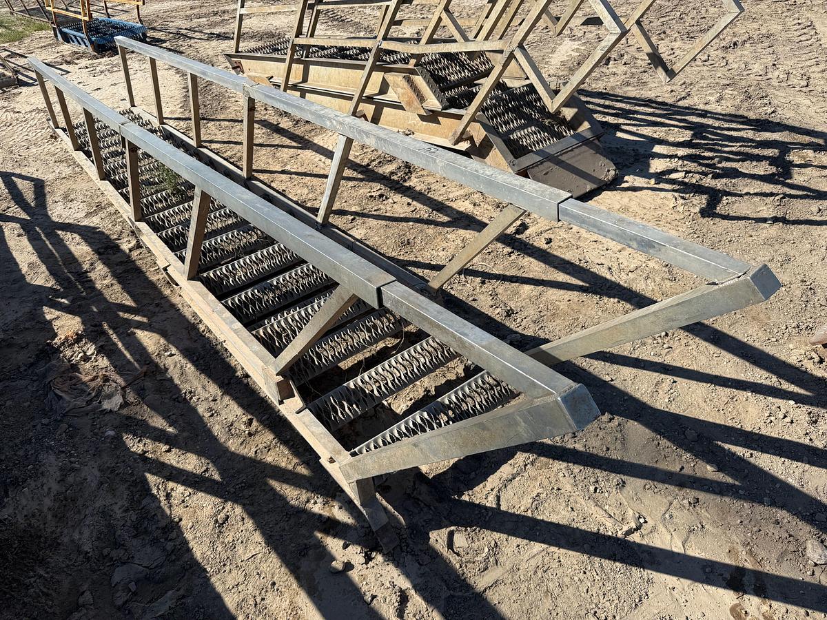 Used 24’ EXTENDABLE ALUMINUM RIG LADDER