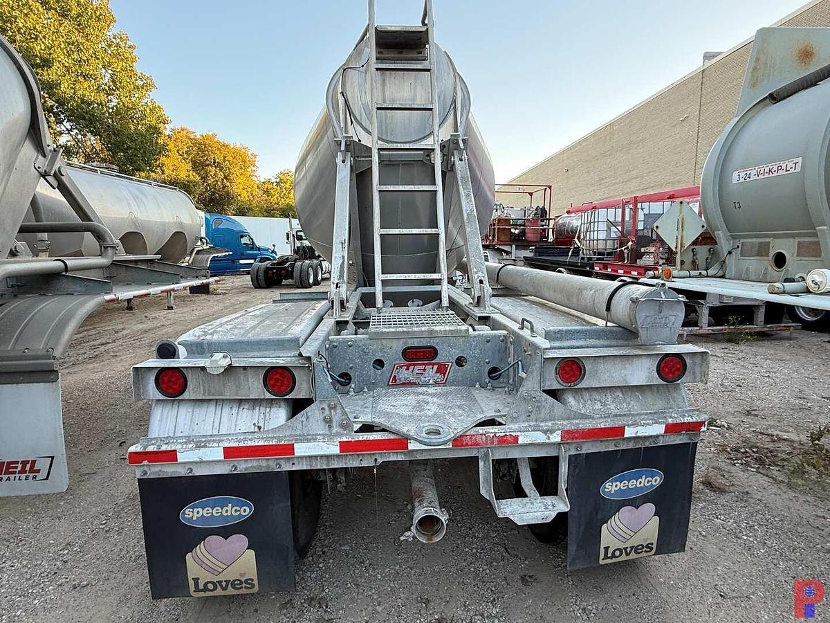 Used 2017 HEIL 1040 CF T/A PNEUMATIC BULK TRAILER