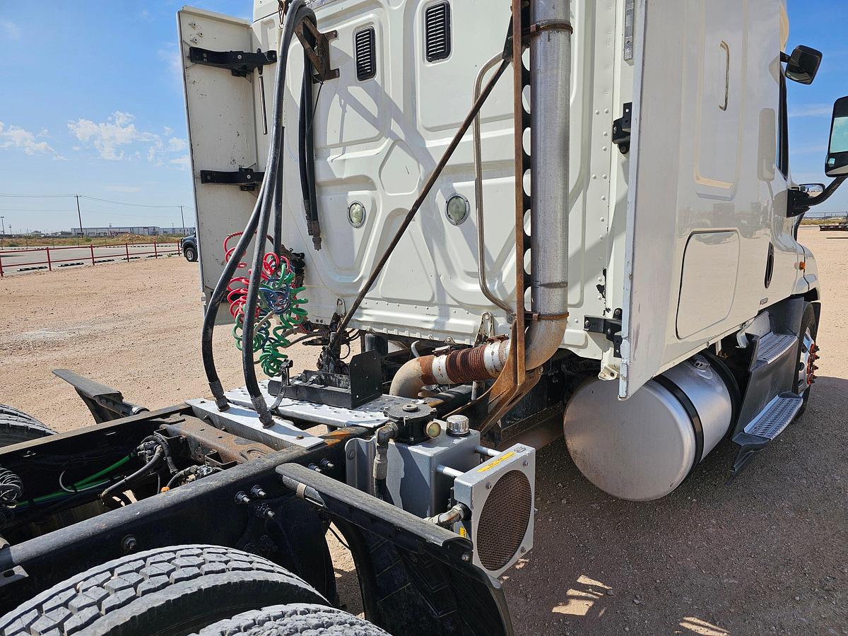 Used 2015 FREIGHTLINER CASCAIDA SLEEPER TRUCK