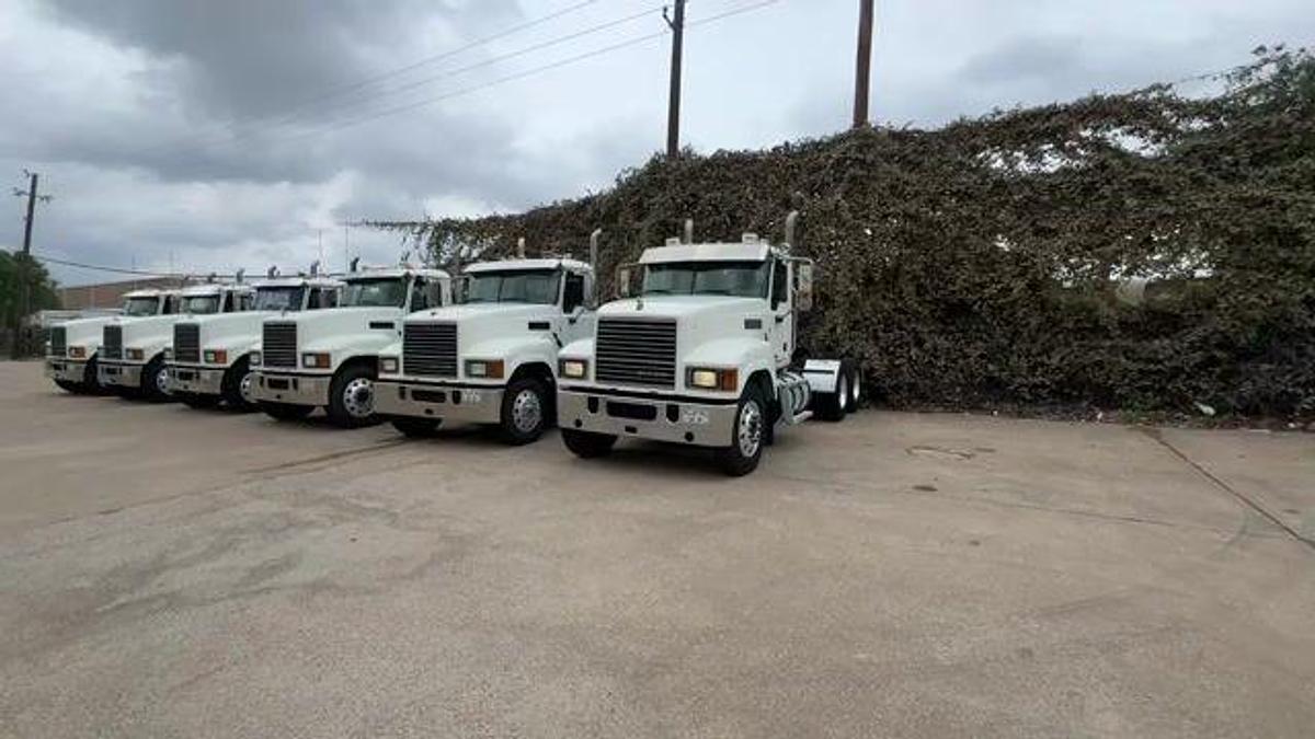 Used 2013 MACK CHU613 PINNACLE T/A DAY CAB TRUCK