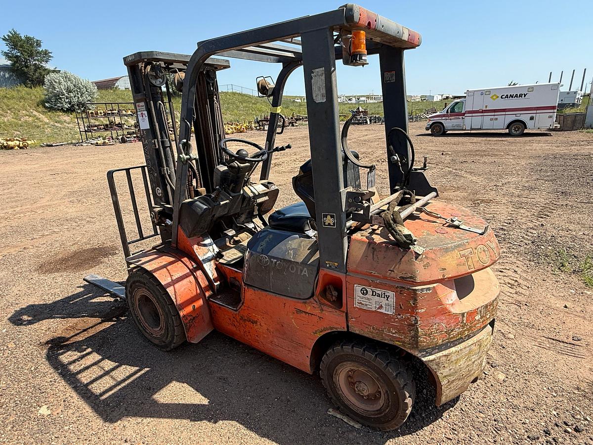 Used TOYOTA 7FGU25 G/LP 4,550 LBS FORKLIFT (inoperable)