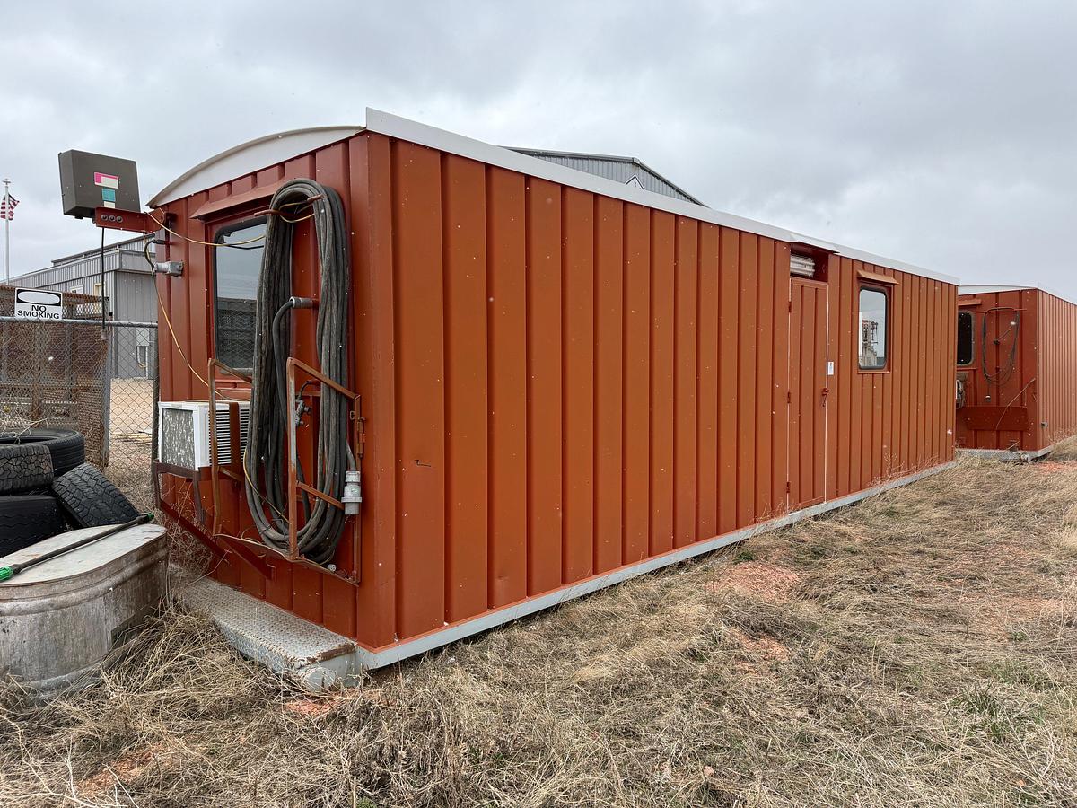 Used 35x8.5x9H SKIDDED DOG HOUSE