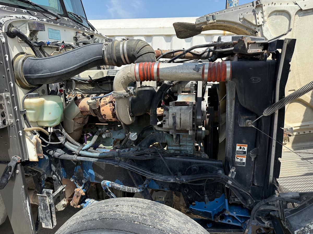 Used 2002 PETERBILT 379 T/A 36” SLEEPER TRUCK W/ VAC PUMP