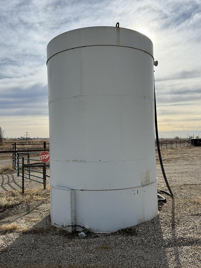Used 15’ H X 10’ DIA. 200 BBL STEEL STORAGE FLUID TANK, SKIDDED