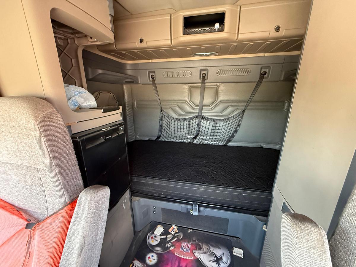 Used 2014 FREIGHTLINER CASCADIA T/A 64” SLEEPER TRUCK